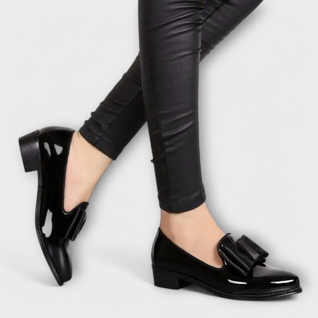 Séverine – Mocassins Vernis à Nœud Contrasté