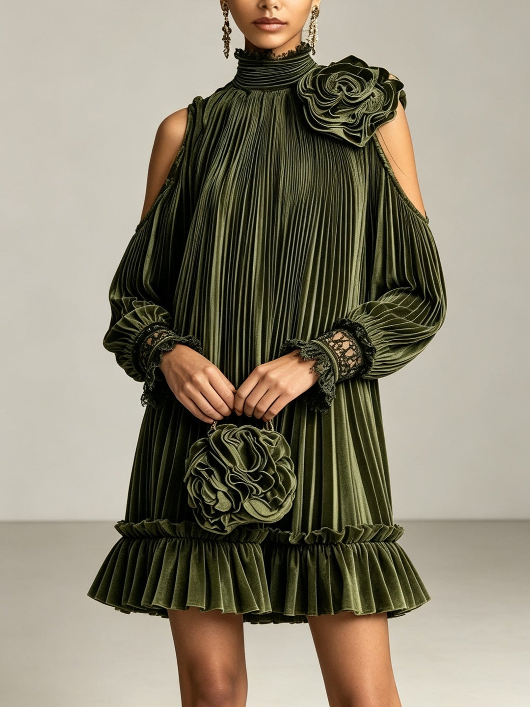 Mini-Robe Plissée Vert Olive à Col Montant, Volant et Rose